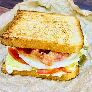 Сэндвич с яйцом и беконом