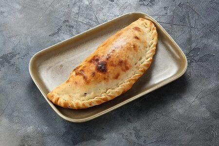 Фирменная кальчипури с ветчиной и грибами