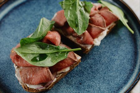 Брускетта с ростбифом и дижонской горчицей