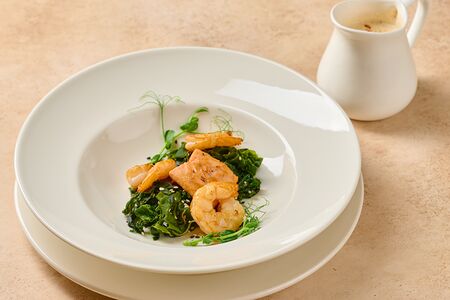 Сливочный крем-суп с креветками и лососем