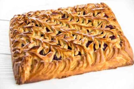 Целый пирог с брусникой