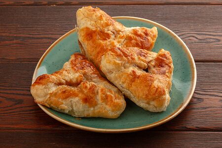 Расстегай с лососем и шпинатом