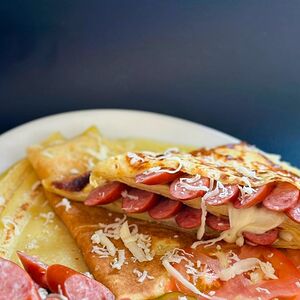 Блин с охотничьими колбасками и сыром