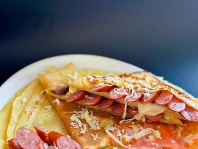 Блин с охотничьими колбасками и сыром