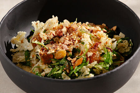 Салат из цветной капусты с хумусом