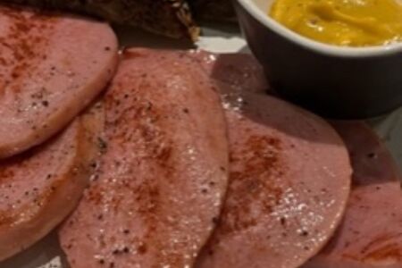 Жареная колбаса с горчицей и черным хлебом