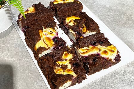 Брауни со смородиной и творожным сыром