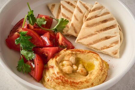 Хумус с питой и томатами