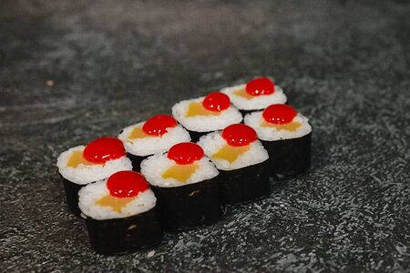 Ролл Такуан Шрирача