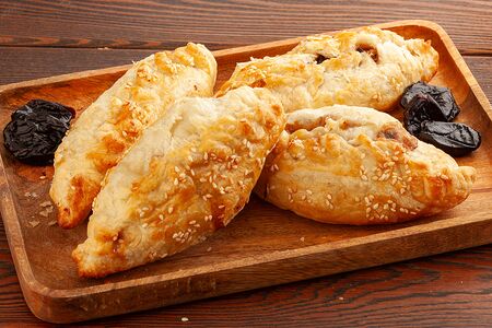 Пирожки слоеные с индейкой, черносливом и сыром