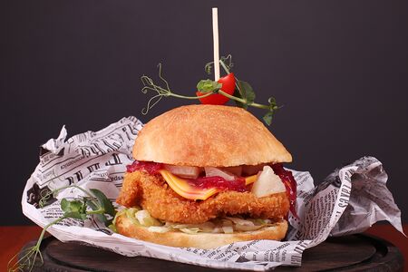 Гавайский бургер с луком конфи