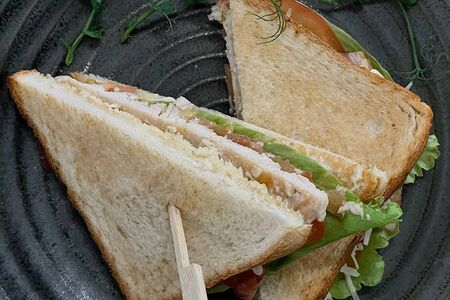 Сэндвич с курицей и беконом