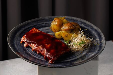 Ребра барбекю с картофелем в мундире 