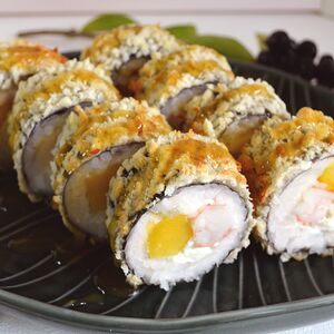 Жареный ролл с креветкой и манго