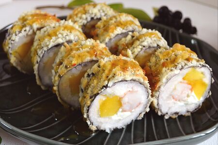 Жареный ролл с креветкой и манго