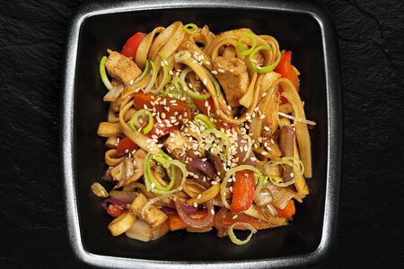 Вок с лапшой и курицей