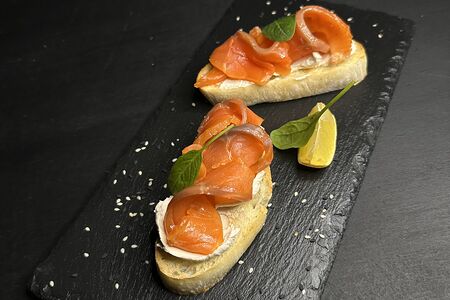 Брускетта с лососем