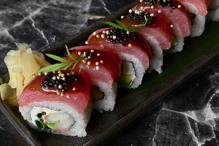 Тигровая креветка в темпуре с тунцом