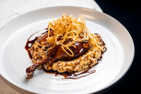 Утиная ножка конфи с киноа и пармезаном