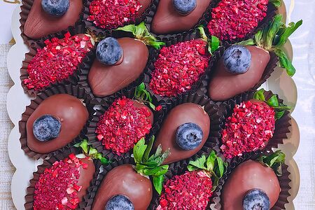 Набор клубника в шоколаде классик голубика 