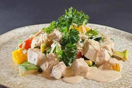 Салат с курицей и авокадо в ореховом соусе