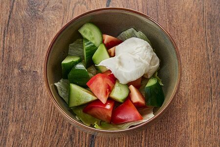 Салат овощной со сметаной