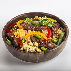 Wok рис с яйцом, телятиной и бобами