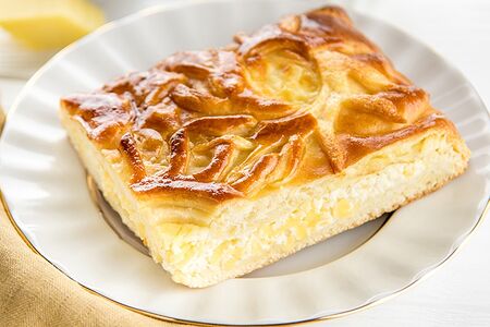 С творогом и сыром (половина пирога)