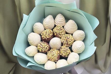 Букет клубники в шоколаде с фисташкой