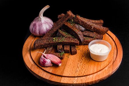 Чесночные гренки с соусом от шефа 