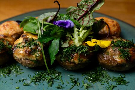 Шампиньоны фаршированные языком