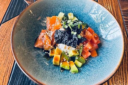 Салат с лососем и авокадо 