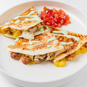 Кесадилья с цыпленком и манго