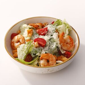Салат Цезарь с тигровыми креветками