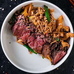 С говядиной соусом умами и яичной лапшой