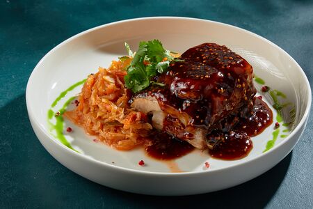 Томленые свиные ребра с тушеной капустой