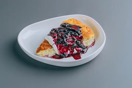 Запеканка из творога с черничным вареньем и муссом из сметаны