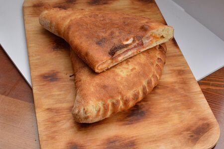 Кальцоне с ветчиной и сыром 