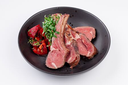 Каре ягненка с томатным салатом