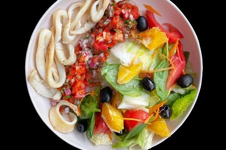 Свежий салат с кальмаром на гриле и сальсой 