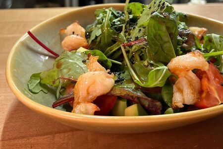 Салат с креветками и авокадо