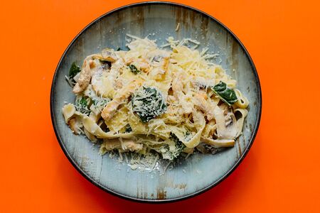 Паста с курицей и грибами