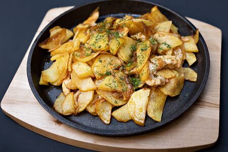 Шипящая сковорода с курицей