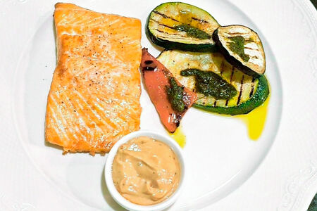 Стейк из лосося с овощами