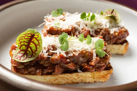 Тартар говядина на бриоши