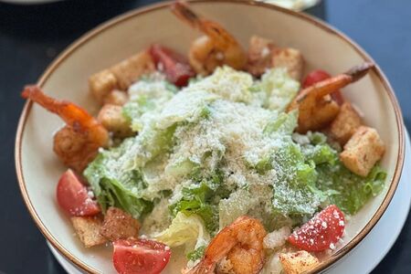 Цезарь с тигровыми креветками