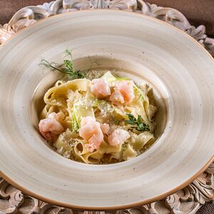 Феттучине с кабачком и креветками