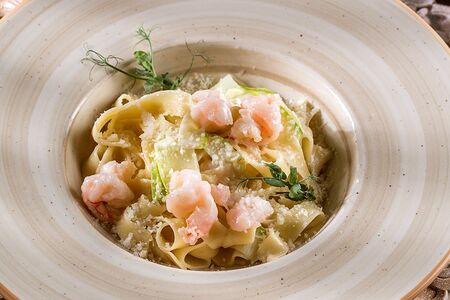 Феттучине с кабачком и креветками