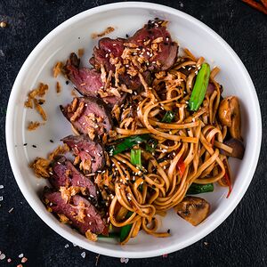 С говядиной соусом умами и пшеничной лапшой