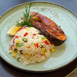 Сёмга гриль с рисом и овощами